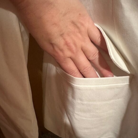 Sophisticated White Blazer with Classic Lapel and Open Front - Picture 9 of 14